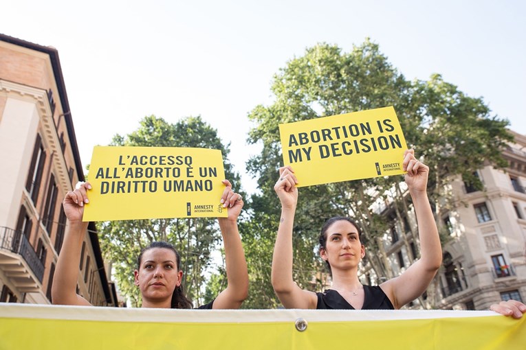 Stranka fašističke prošlosti namjerava onemogućiti pravo na pobačaj u Italiji