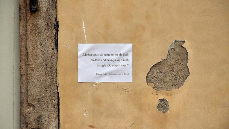 Na razrušenim petrinjskim fasadama osvanule brojne poruke, evo što piše na njima
