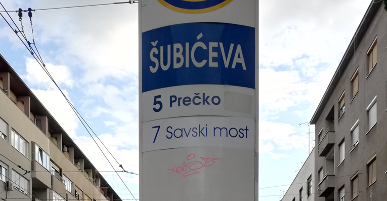 Na tramvajskoj stanici u Zagrebu osvanuo zanimljiv natpis, odmah je jasno i zašto