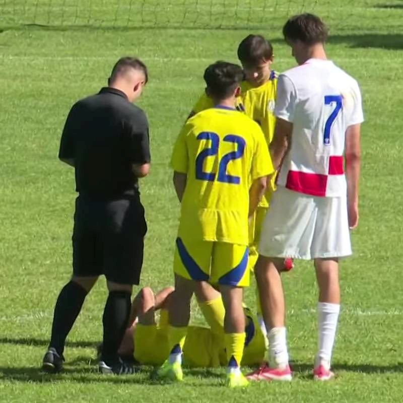 Teška ozljeda juniora Hajduka. Hitna ga odvezla s utakmice hrvatske reprezentacije