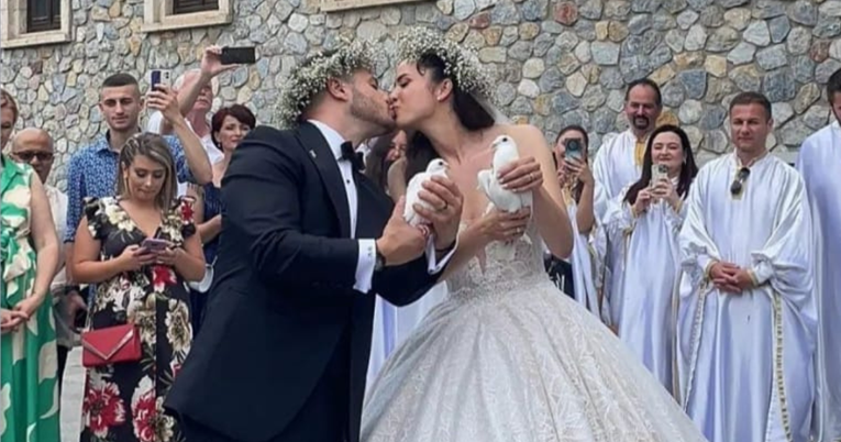 Najzgodniji pjevač u Hrvatskoj oženio domaću voditeljicu, pogledajte fotke
