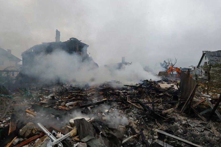 Ruski dronovi napali Kijev, izazvali požare u stambenim zonama