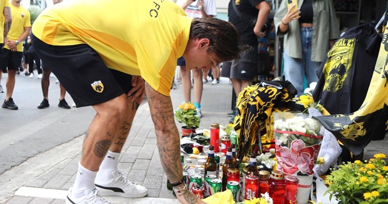 FOTO Nogometaši AEK-a odali počast ubijenom navijaču