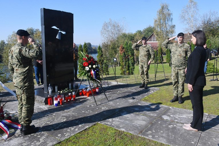 Na civile u Hrvatskoj Dubici nabacali gume i žive ih zapalili. Osuđeni na 42 godine