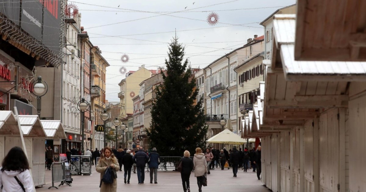 I Riječani se pripremaju za Advent, na Korzu su postavljene adventske kućice i drvce