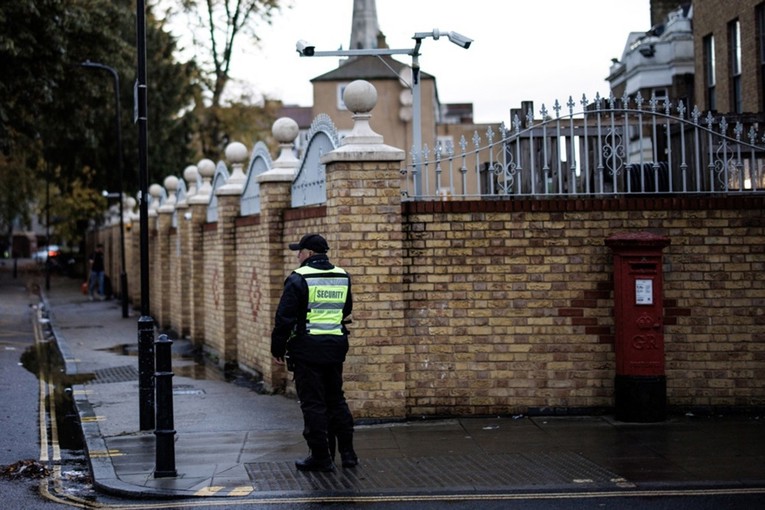 17-godišnjak u Londonu optužen za podmetanje požara u sinagogi