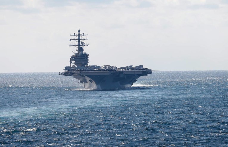 U pola sata kod američkog nosača aviona u Južnokineskom moru pali avion i helikopter