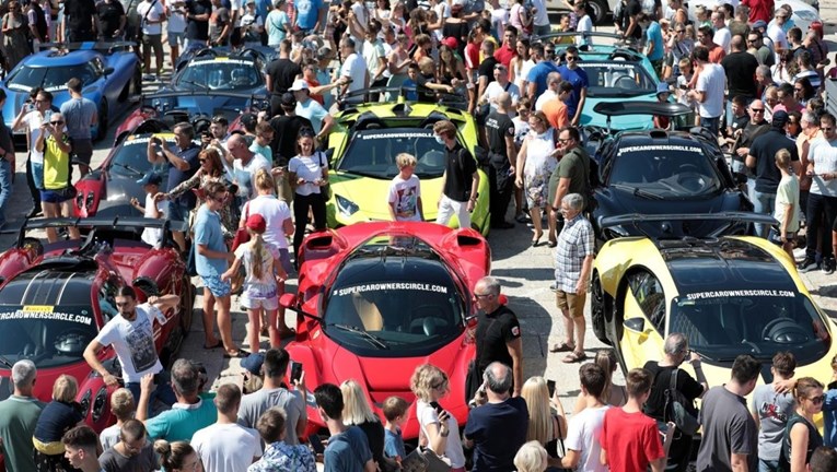 Vlasnici ekskluzivnih automobila stigli u Opatiju, ljudi ih satima čekali na suncu