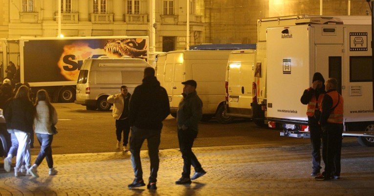 FOTO Kombiji i crni automobili okupirali glavni zagrebački trg zbog snimanja filma