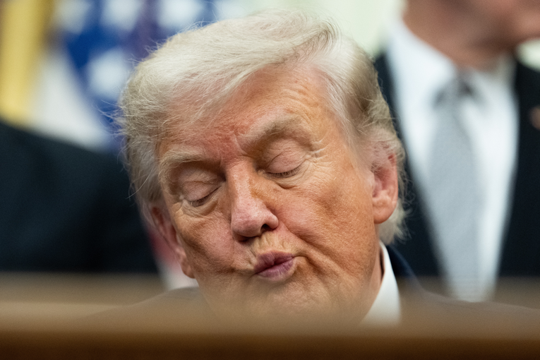Trump je zaprijetio carinama od 100% Europi. Nitko nije ni trepnuo