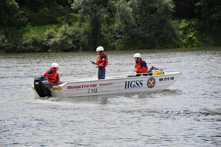 Policija objavila nove informacije o prevrtanju čamca na Dravi, ronioci traže čovjeka