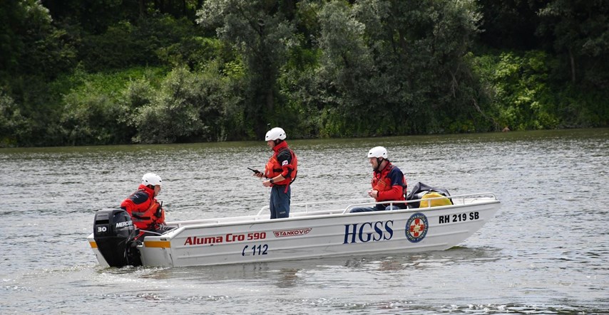 Policija objavila nove informacije o prevrtanju čamca na Dravi, ronioci traže čovjeka