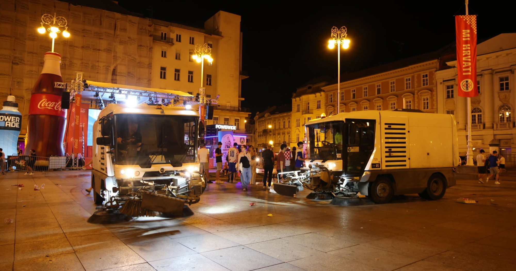 FOTO Gradske službe čiste nered nakon gledanja tekme u centru Zagreba