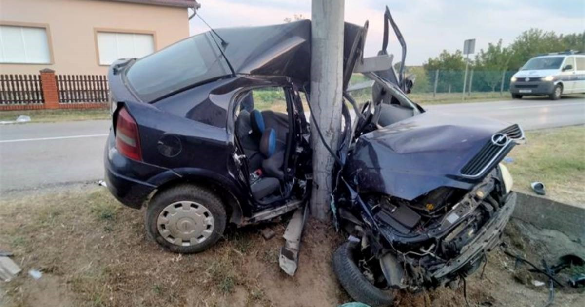 FOTO Vozač se u Cerni autom zabio u stup, helikopterom prebačen u bolnicu