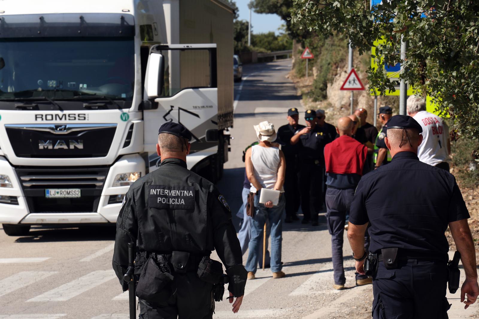 Prosvjedovali u Istri protiv dovoženja otpada. Kažnjeni zbog vrijeđanja policajaca