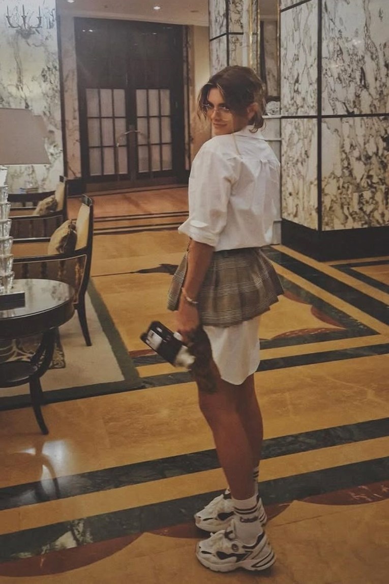 Ella Dvornik prošetala u fenomenalnim tenisicama