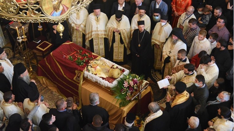Rekord zaraženih u Crnoj Gori, vlasti osudile ljubljenje mrtvog Amfilohija
