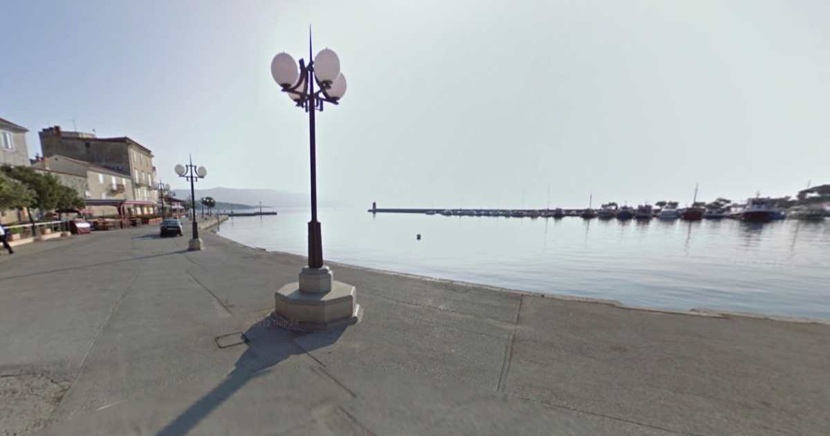 Prijetio ljudima na Krku, mahao oštrim predmetom. Policija mu našla i drogu