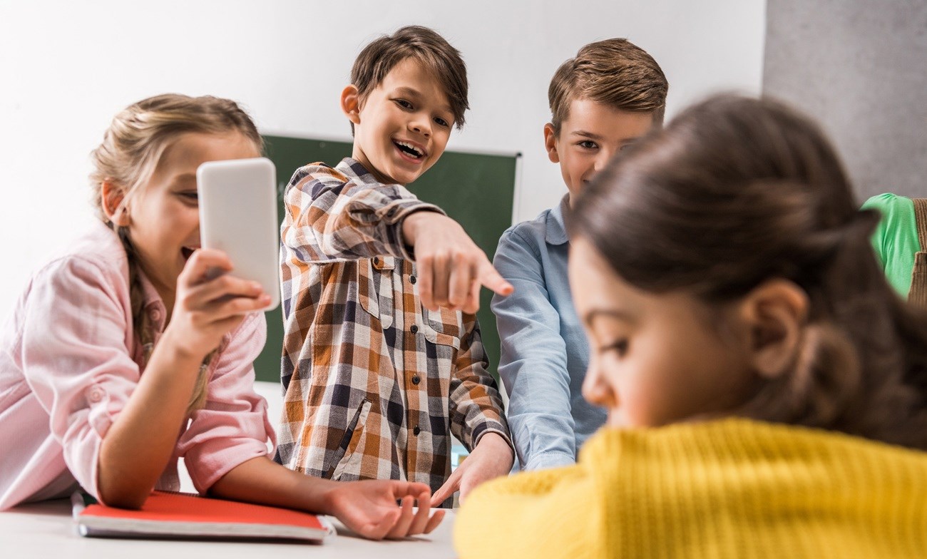 Bez mobitela je izopčen. S mobitelom je u opasnosti. Teške dileme modernih roditelja