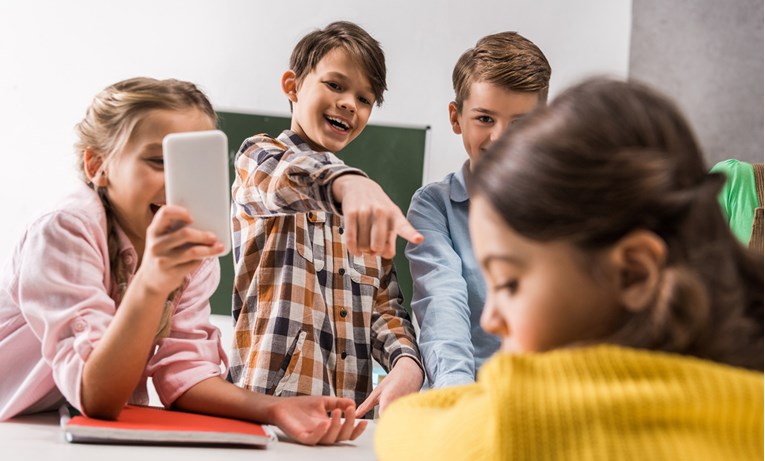 Bez mobitela je izopčen. S mobitelom je u opasnosti. Teške dileme modernih roditelja