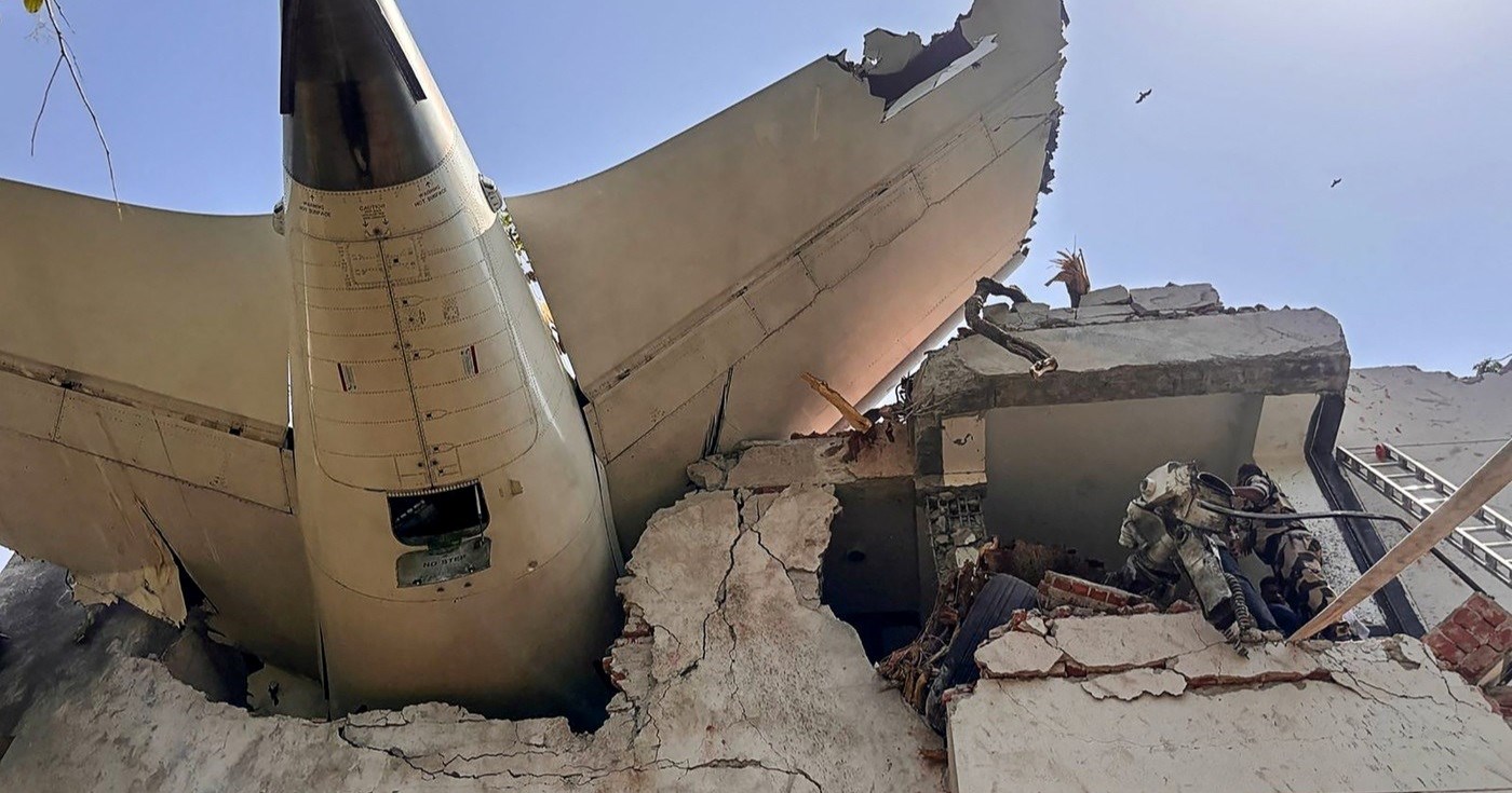 FOTO Boeing u Indiji pao na hostel za liječnike, dijelovi aviona ostali na zgradi