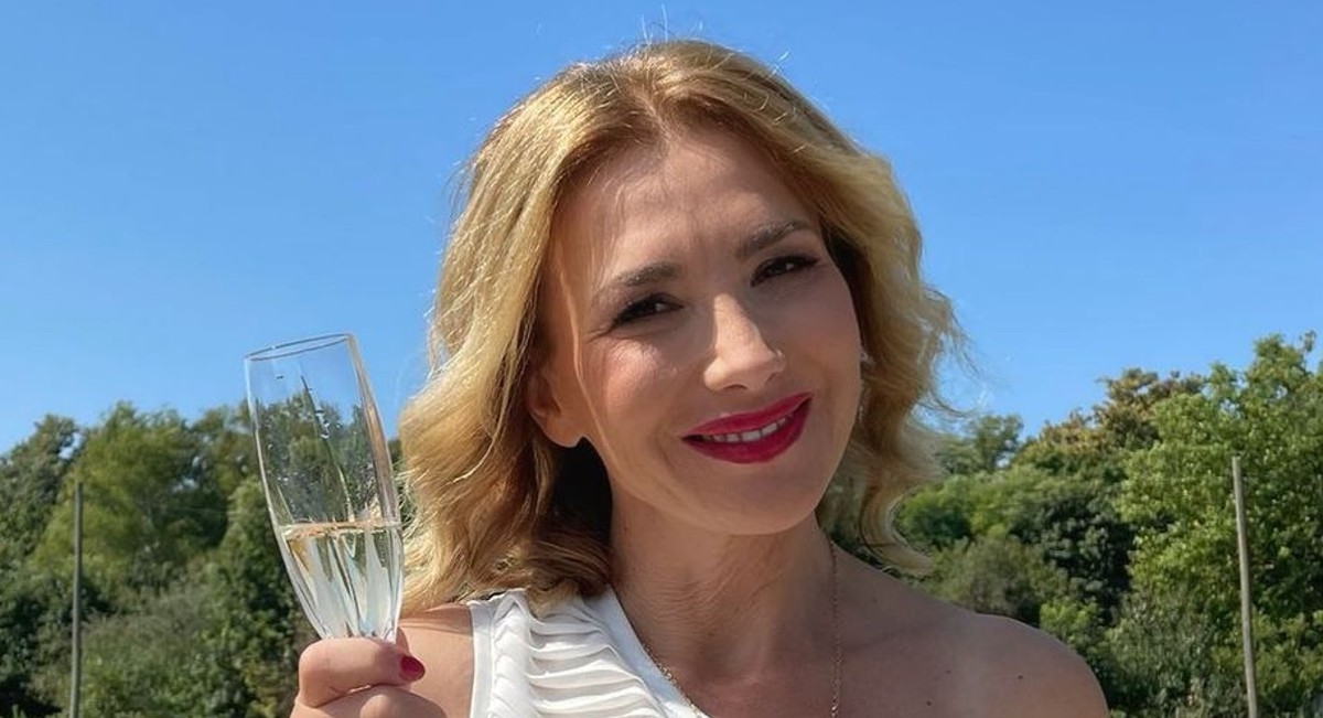 Ecija Ojdanić oduševila izgledom u bijeloj haljini koja joj je otkrila trbuh