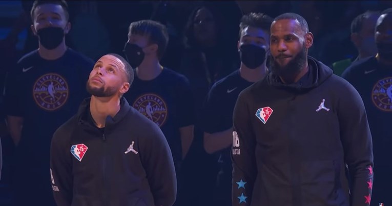 LeBron se jedva suzdržao od smijeha dok je pjevačica izvodila američku himnu