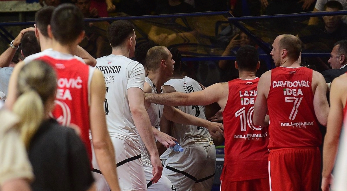 Američki novinar o kaosu na utakmici Zvezde i Partizana: Ludi navijači