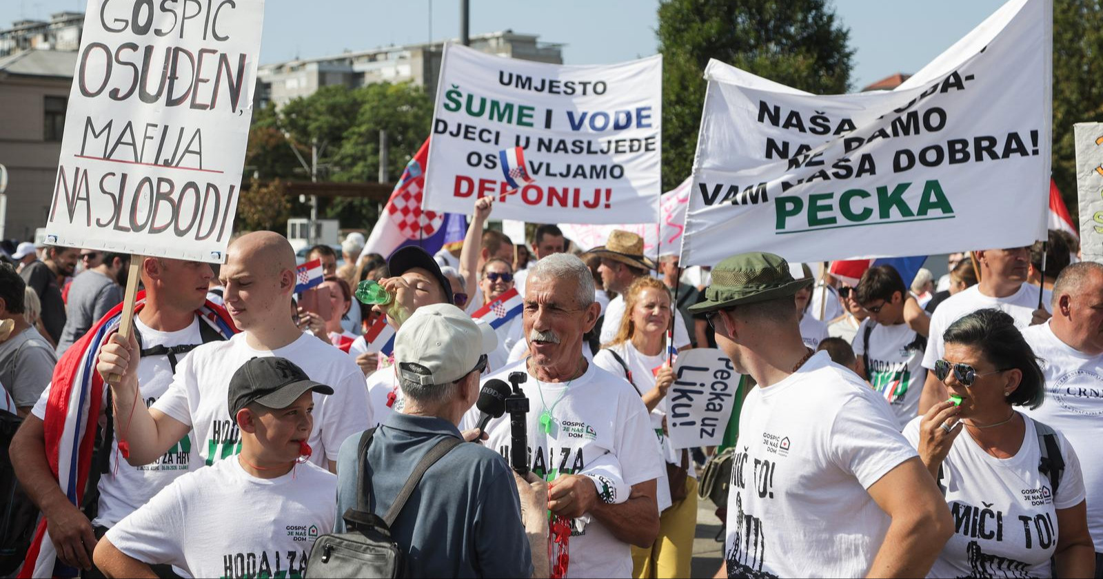 Stižu busevi iz cijele Hrvatske, bakljada u Lici. Pogledajte atmosferu na Tomislavcu