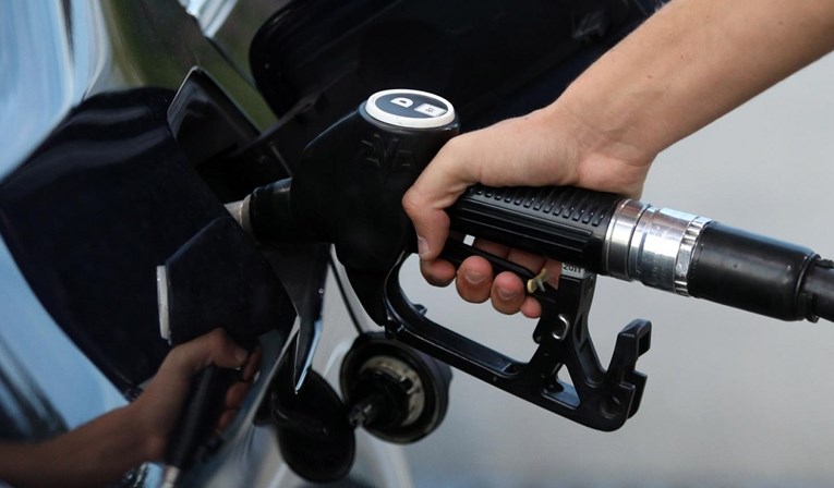 Vlasnici malih benzinskih: Vlada uništava poduzetnike. Poskupljenjima zarađuje država