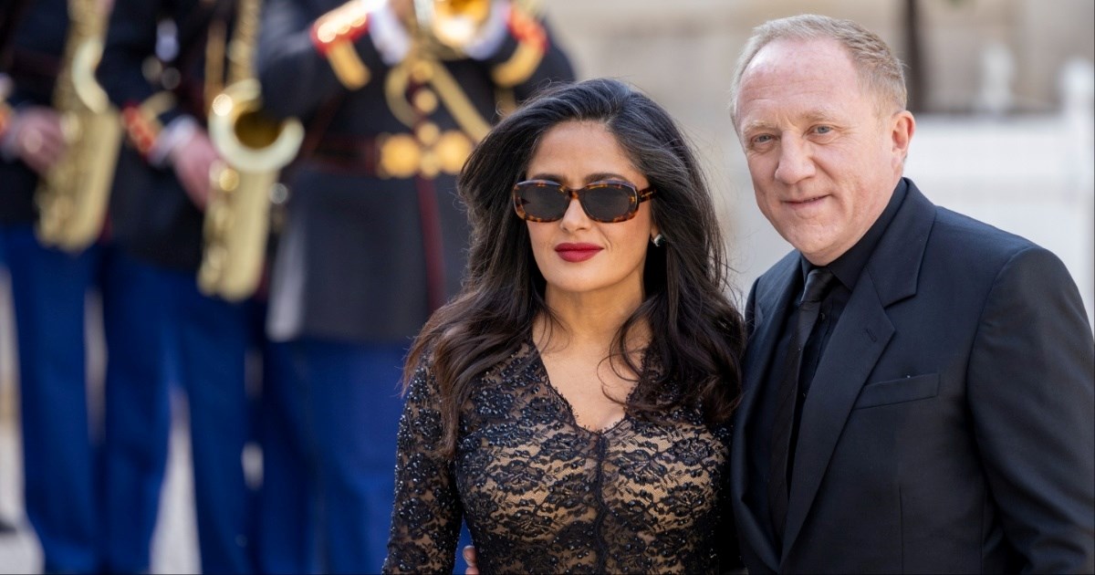 Salma Hayek (57) u neobičnoj kreaciji privukla poglede u Francuskoj, pozirala s mužem