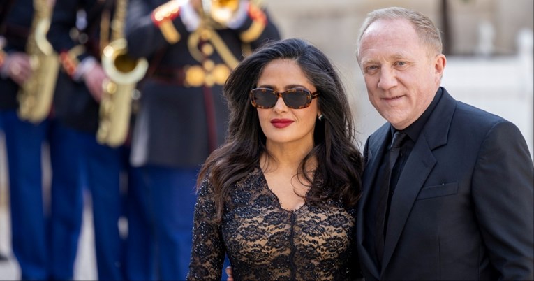 Salma Hayek (57) u neobičnoj kreaciji privukla poglede u Francuskoj, pozirala s mužem