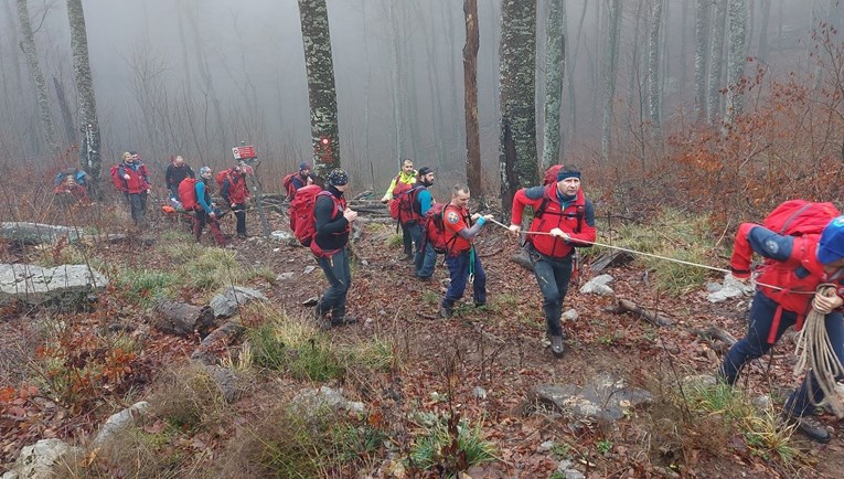 Gospićki HGSS-ovci na Velebitu spasili teško ozlijeđenu planinarku