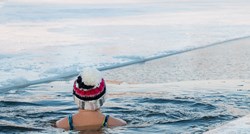 Studija: Plivanje u hladnoj vodi može smanjiti simptome menopauze