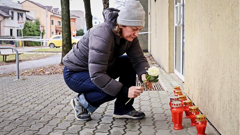 FOTO Zagrepčani pale svijeće ispred Mjesnog odbora Prečko