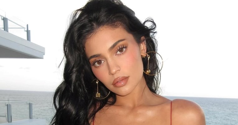 Čipka, romantično posuđe i stolice koje želimo - rođendan Kylie Jenner inspirira