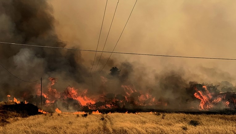 Požari u Grčkoj bukte već sedmi dan, turisti napuštaju ljetovališta
