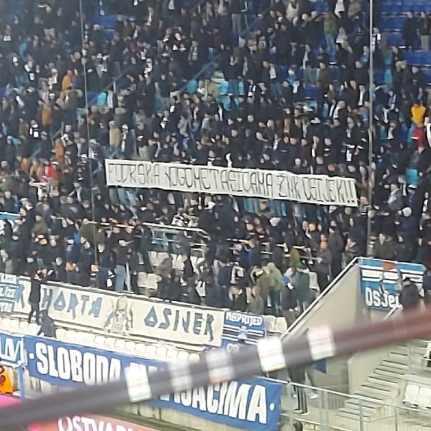 Kohorta podigla transparent podrške za nogometašice Osijeka koje su u štrajku
