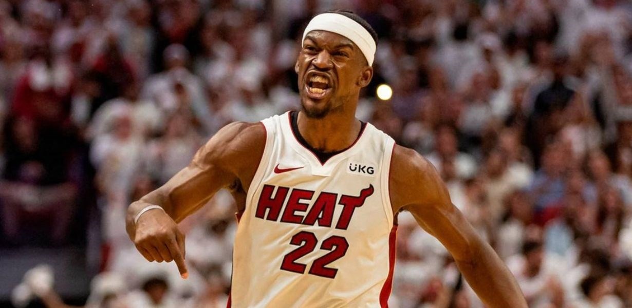 Izrezao s dresa ime kluba, uništio startnu petorku i urlao: Ja sam On, platite me!