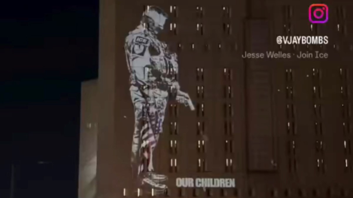 VIDEO Anti-ICE projekcija osvanula na zgradi pritvora u Los Angelesu