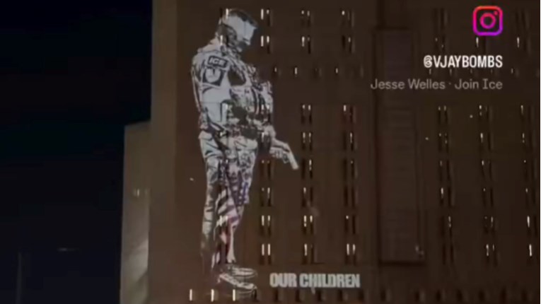 VIDEO Anti-ICE projekcija osvanula na zgradi pritvora u Los Angelesu