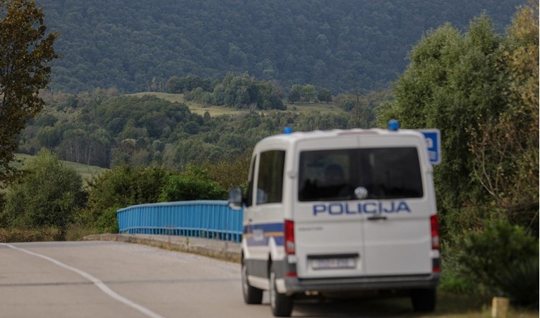 Dvojica policajaca optužena jer su ilegalnim migrantima uzeli 220 eura