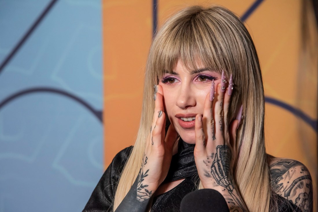 Stela Rade objasnila svoju neobičnu manikuru: "S desnom rukom sviram harmoniku"