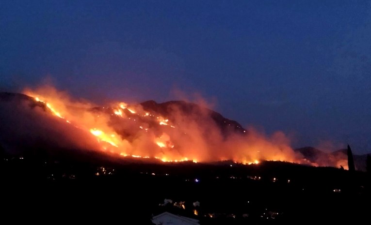 Proširio se požar kod Dubrovnika, eksplodiraju mine. Objavljena dramatična snimka