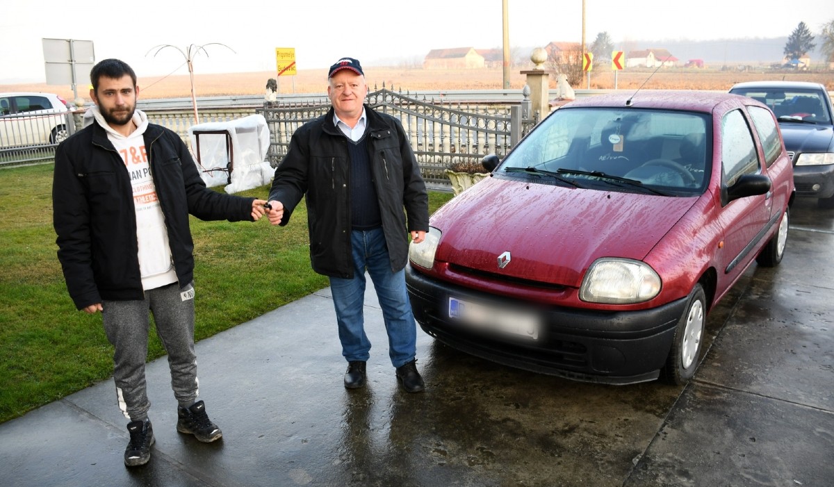 Poklonio automobil obitelji iz Petrinje koja čeka bebu