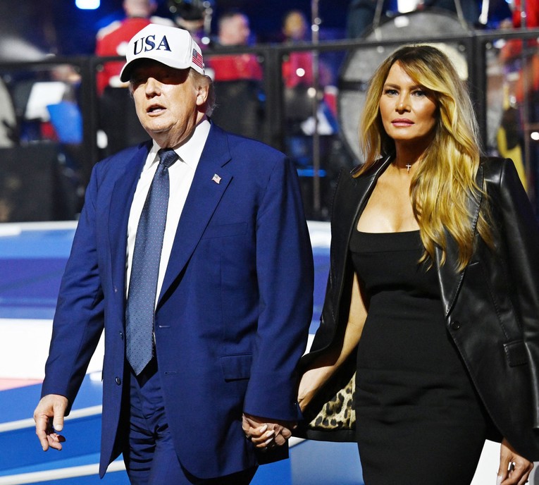 Melania Trump za UFC spektakl ispred Bijele kuće odabrala pripijenu crnu haljinu