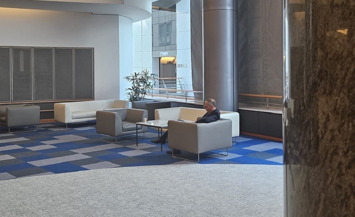 Snimljen Bartulica. Sjedi sam, zamišljen i bulji u mobitel