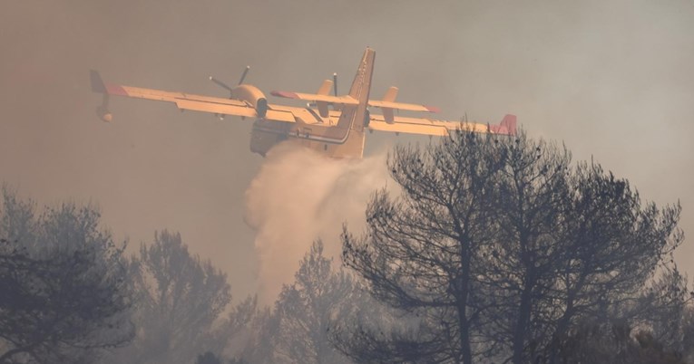 Požar kod Drniša gase 38 vatrogasaca i dva kanadera, stanovnici ostali bez struje