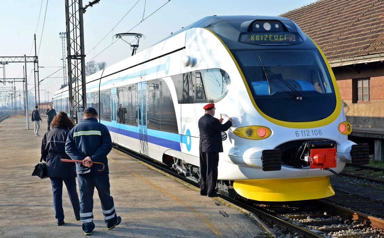 Ljudi skoro sat i pol čekali vlak za Zagreb. Strojovođa nije došao na posao