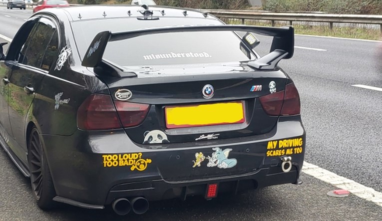 FOTO Nabrijanim BMW-om divljao po Britaniji. Pogledajte mu naljepnice na autu